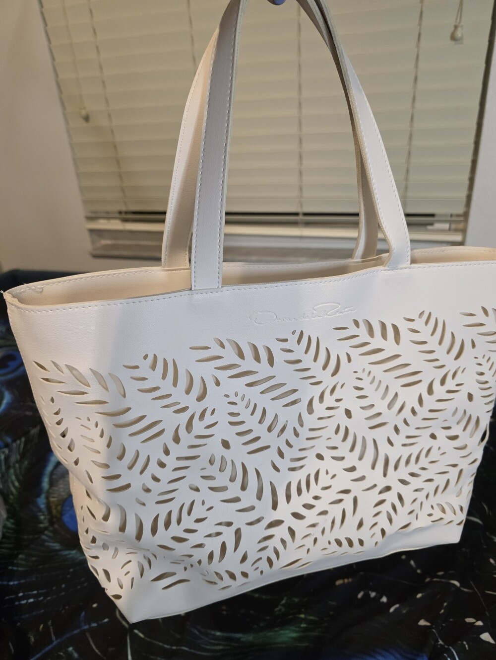 Oscar De La Renta White Laser-Cut Tote Bag - Elegant Everyday Carry
